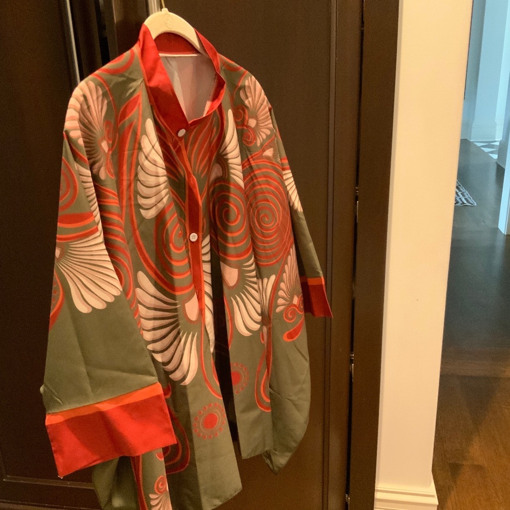 Polyester patterned top that has a matching pant listed
